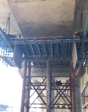 4臺冠航牌手拉葫蘆成功拆卸側模